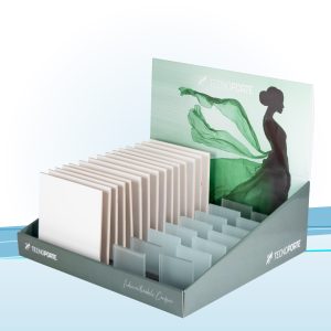 Espositore con alveolo distanziatore in spugna